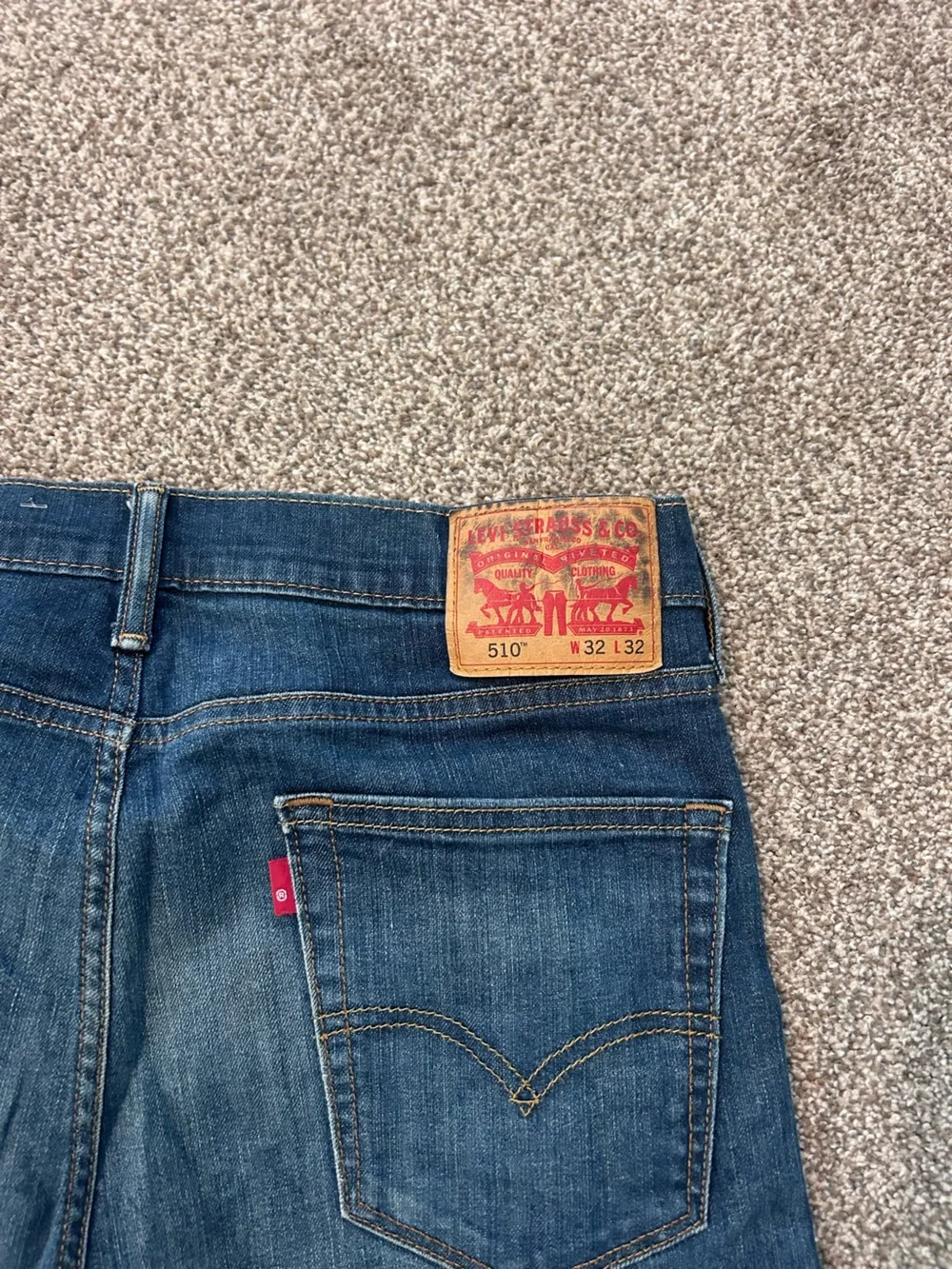 Levi's Slim Straight Jeans in Dark Blue Wash with Fading